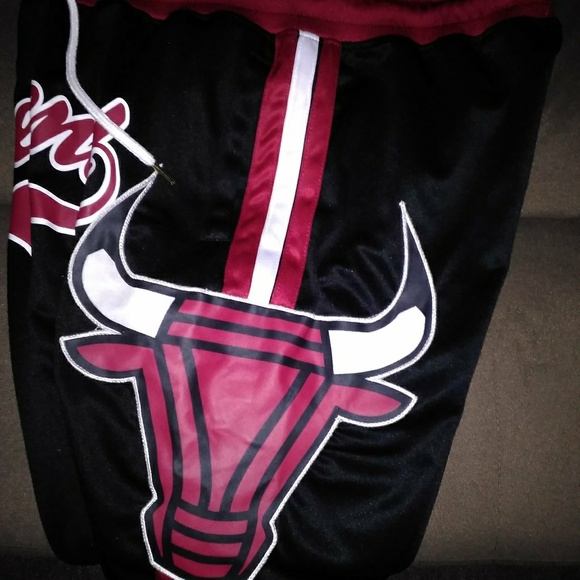 Legendary Chicago Bulls Shorts '96 - Picture 2 of 6